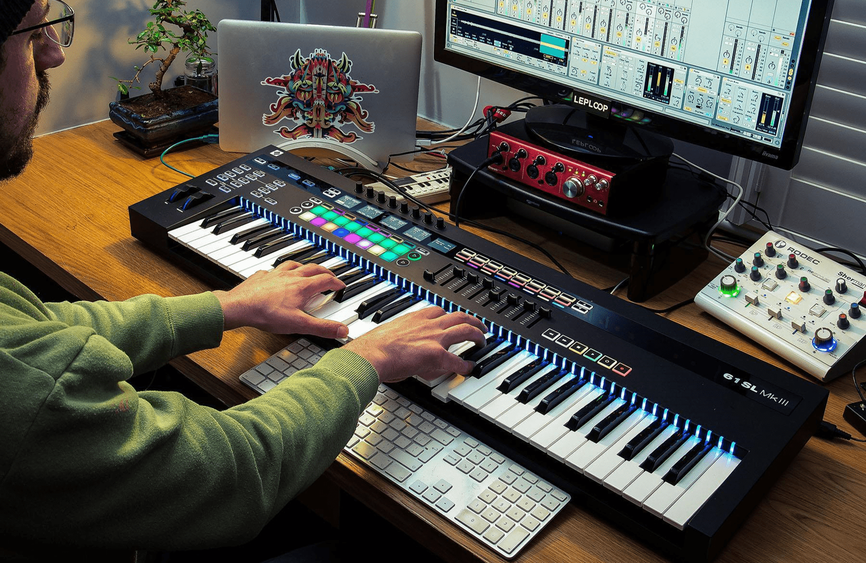 Играющий синтезатор. Novation 49sl mk3. Novation 49 SL MK III. Аблетон синтезаторы. Миди клавиатура для Ableton Live.