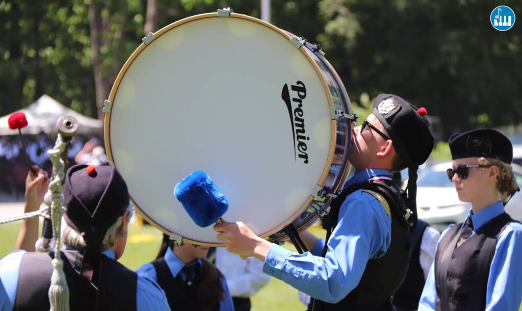 Bumbo em uma orquestra de faculdade, provavelmente o tipo de bateria mais usado.